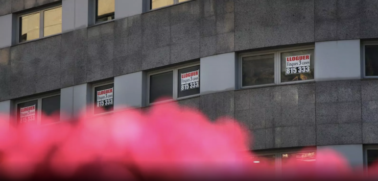 Un anunci de lloguer en un habitatge.